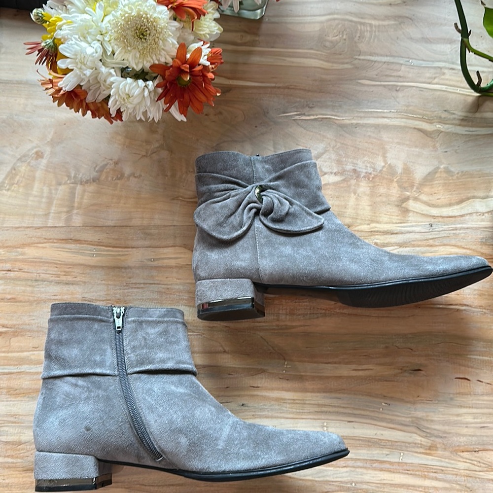 Vaneli 10N gray suede boots